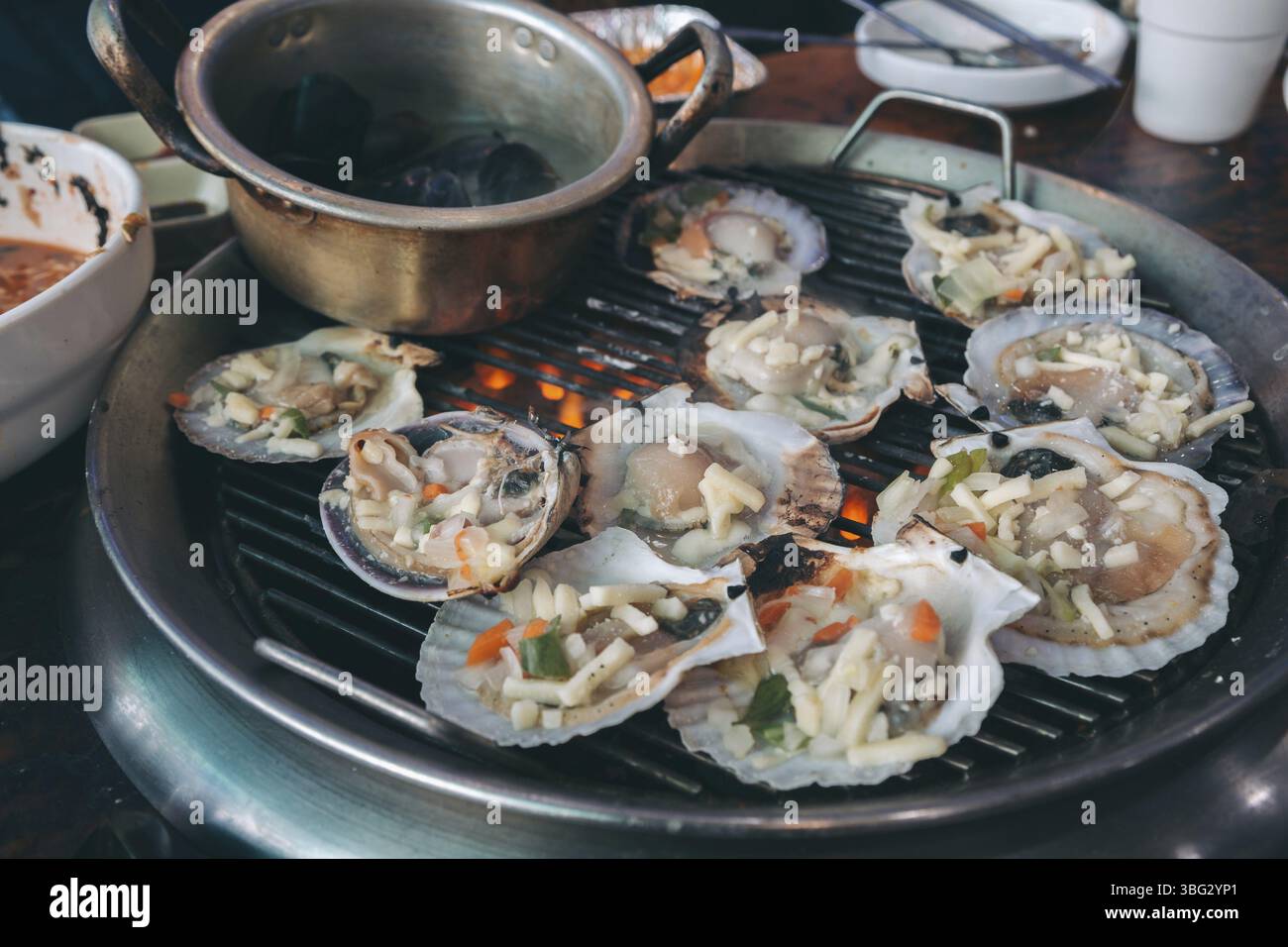 Grigliate di pesce fresco, cucina a base di pesce BBQ sul fuoco Foto Stock