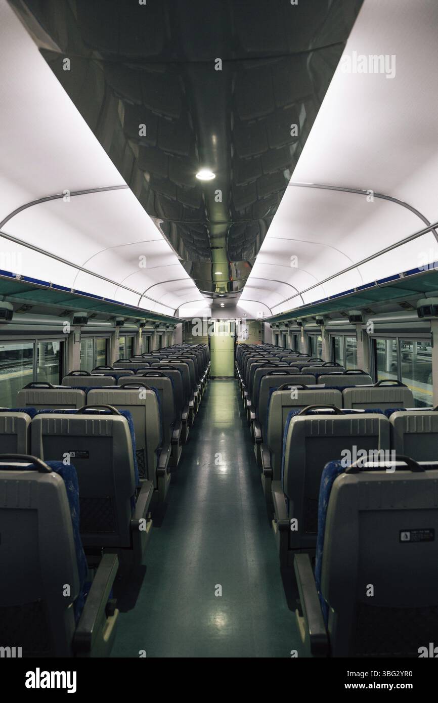 All'interno del treno coreano. Posti vuoti Foto Stock