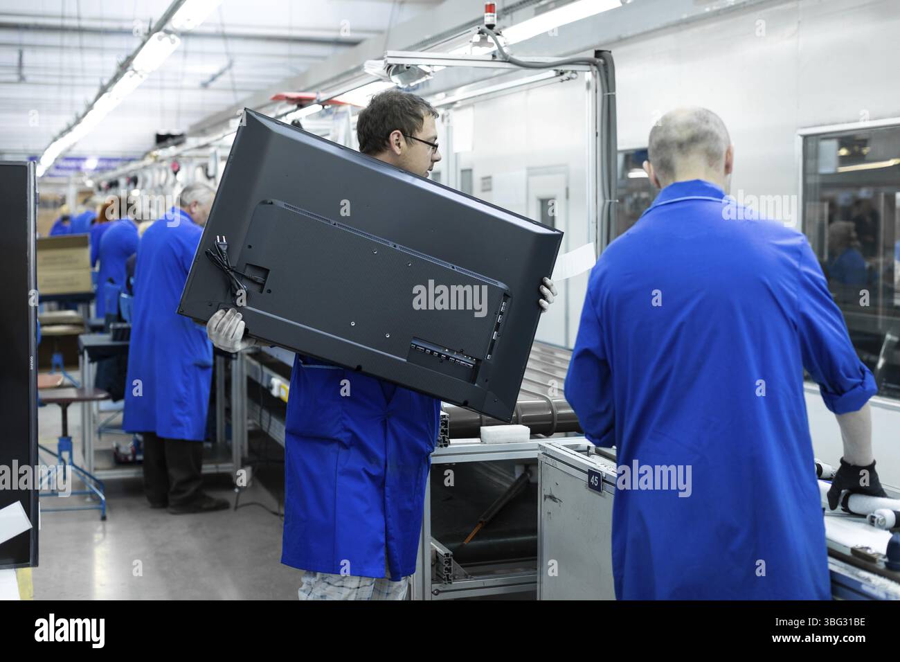 Convogliatore per la produzione di apparecchi televisivi. I televisori di test in officina. Elettronica linea di assemblaggio Foto Stock