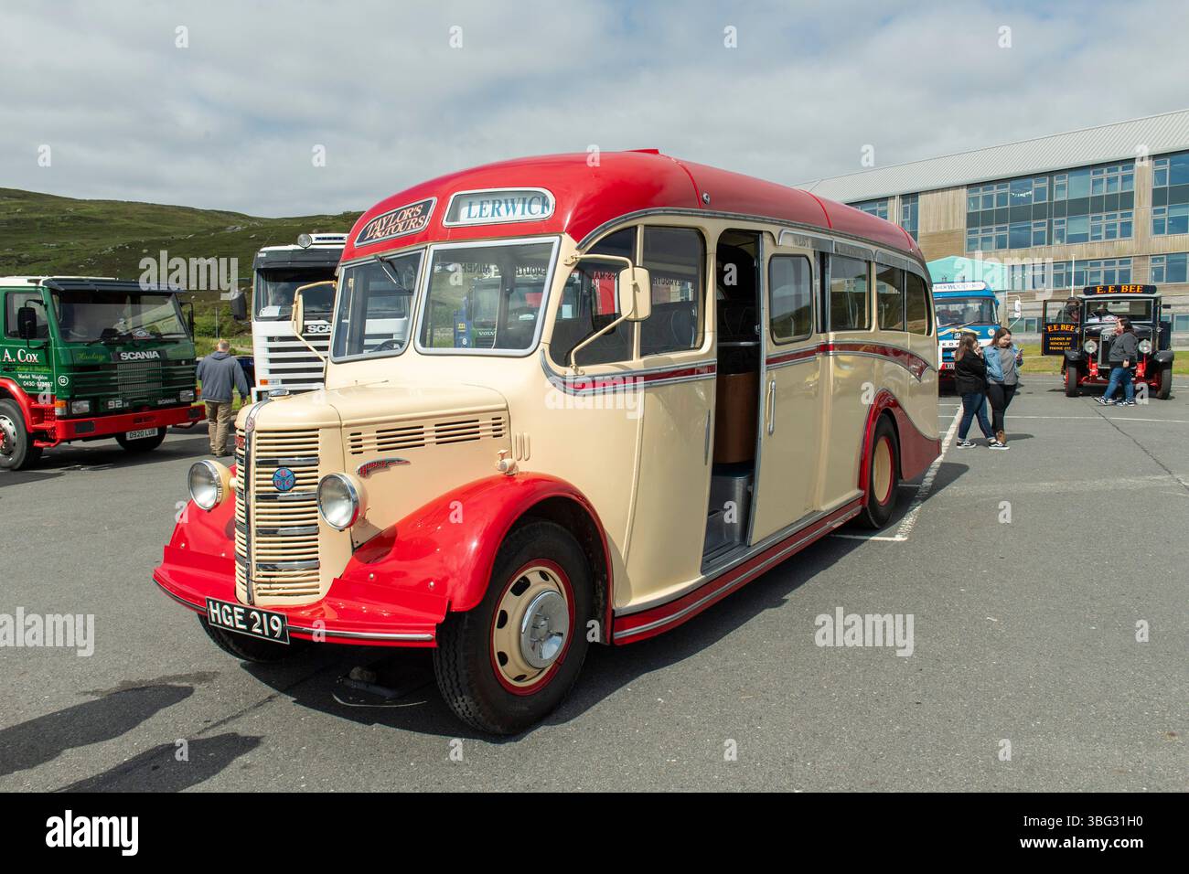 Le auto classiche brillano sotto i cieli delle Shetland al 2024 Shetland Classic Car Show, celebrando la storia dell'automobile e lo spirito della comunità a Lerwick. Foto Stock