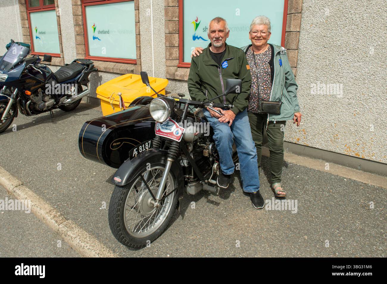 Le auto classiche brillano sotto i cieli delle Shetland al 2024 Shetland Classic Car Show, celebrando la storia dell'automobile e lo spirito della comunità a Lerwick. Foto Stock