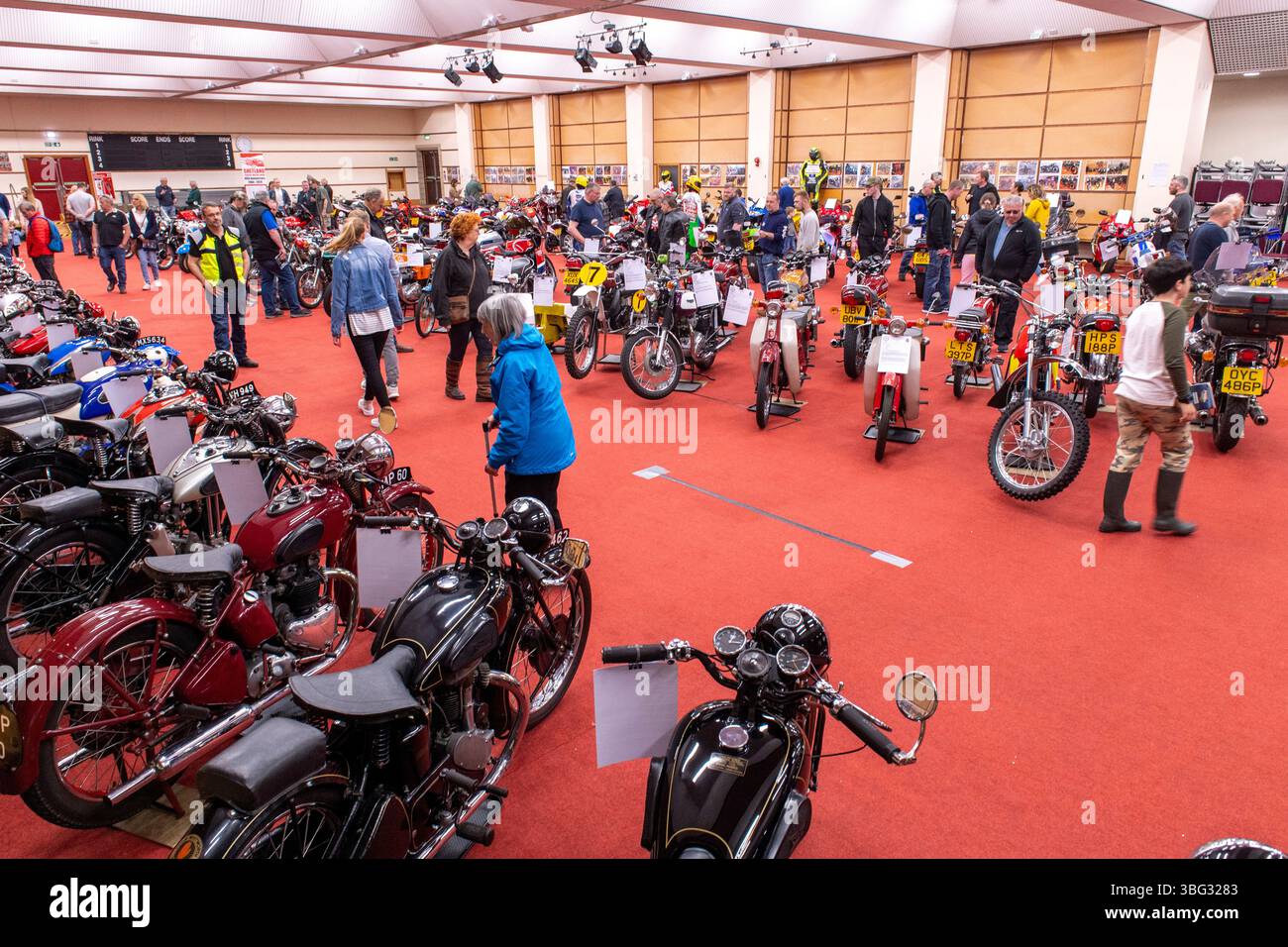 Le auto classiche brillano sotto i cieli delle Shetland al 2024 Shetland Classic Car Show, celebrando la storia dell'automobile e lo spirito della comunità a Lerwick. Foto Stock