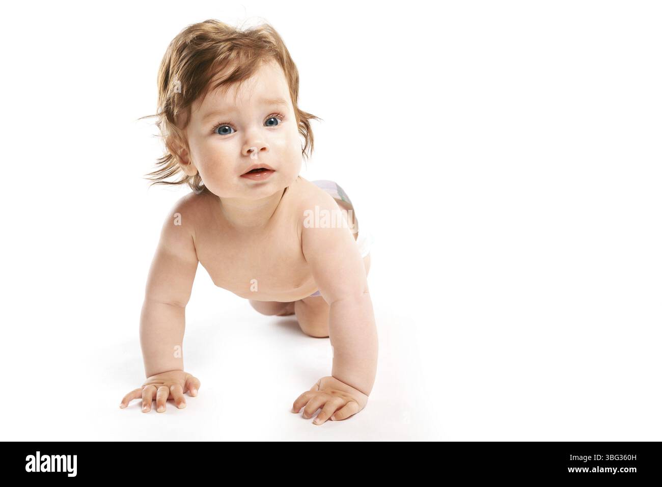 Ragazzo con capelli scuri in pannolino su sfondo bianco Foto Stock