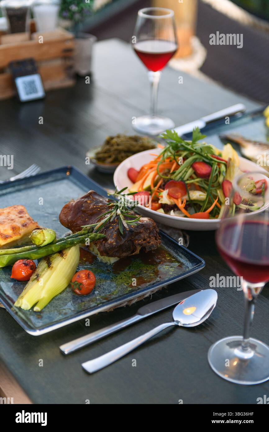Un piatto di carne ben presentato servito in un elegante ristorante dell'hotel, che mostra arte culinaria. Foto Stock