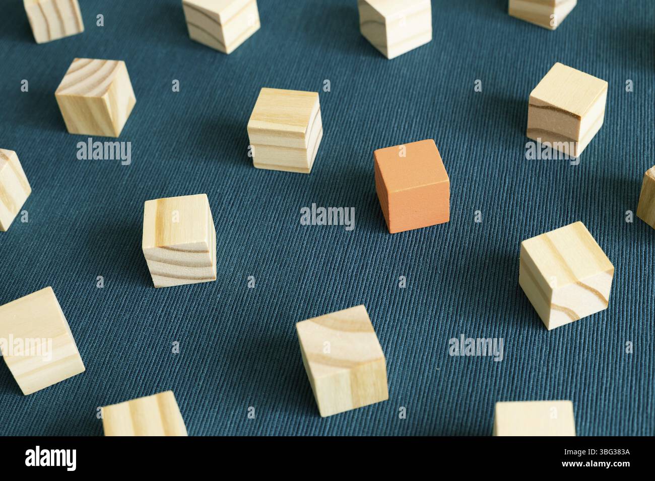 Gruppo di blocchi di legno e un blocco di colore diverso su sfondo blu. Opinione, direzione, idea, concetto di innovazione diversi Foto Stock