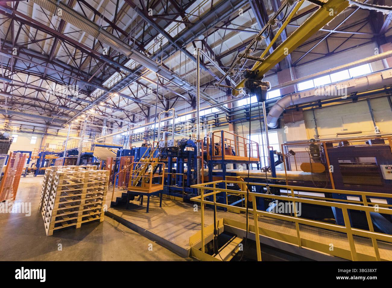 Moderno impianto operativo con scorte di pallet macchinari per l'industria pesante concetto di officina per la lavorazione dei metalli Foto Stock