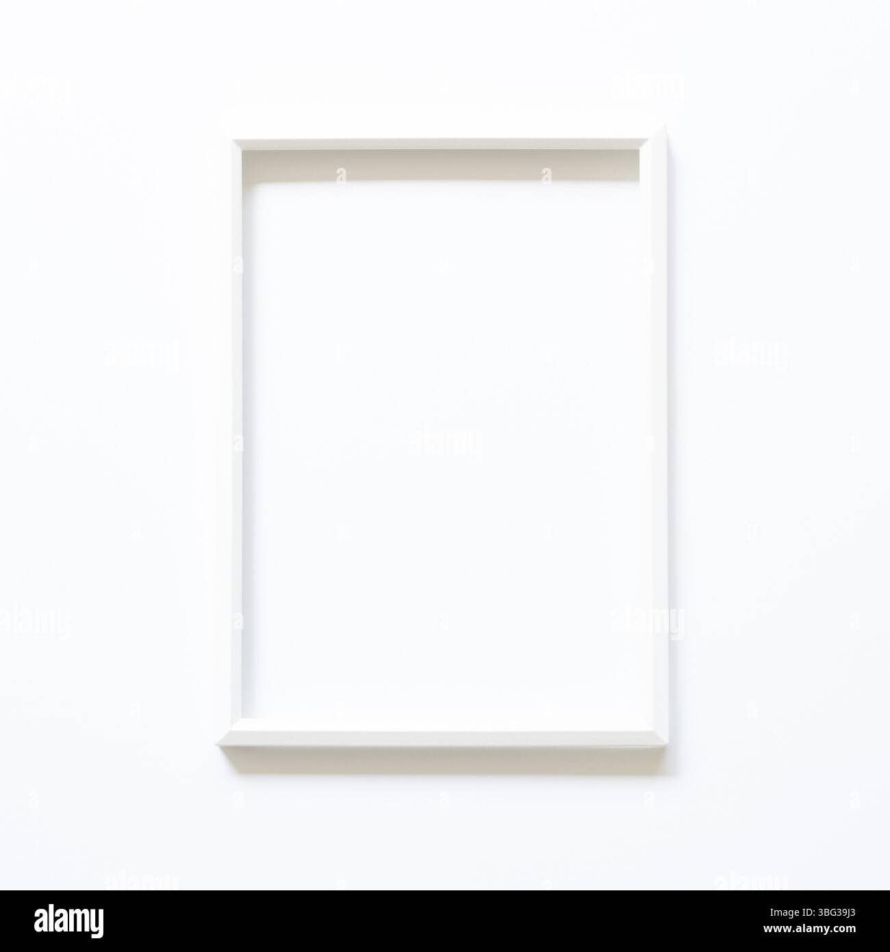 Cornice bianca su sfondo bianco. Vista dall'alto, spazio di copia Foto Stock