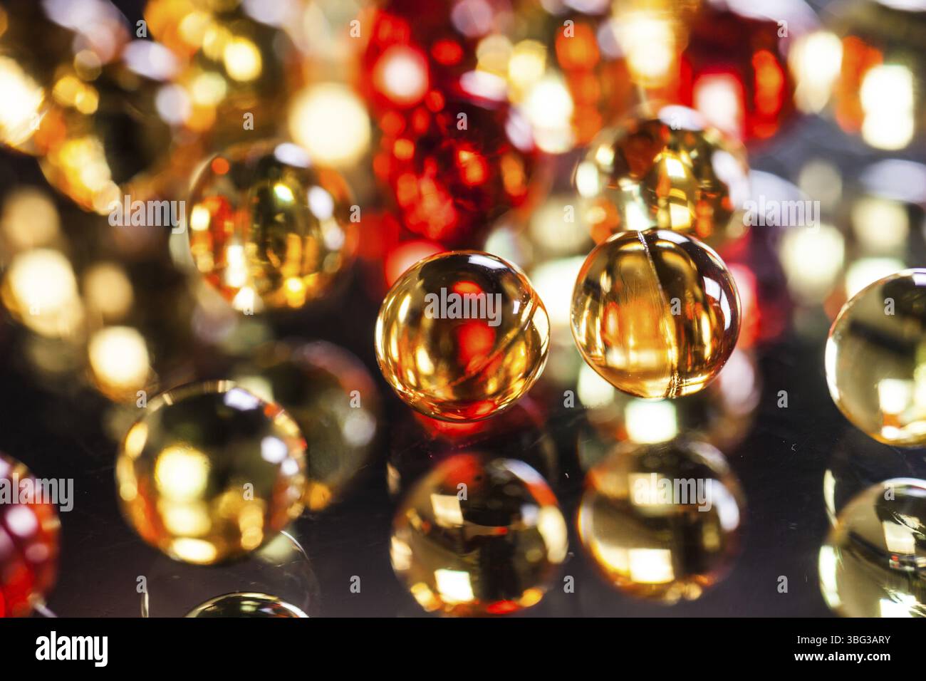 Una dispersione di capsule e compresse colorate, primo piano, fotografia con profondità di campo Foto Stock