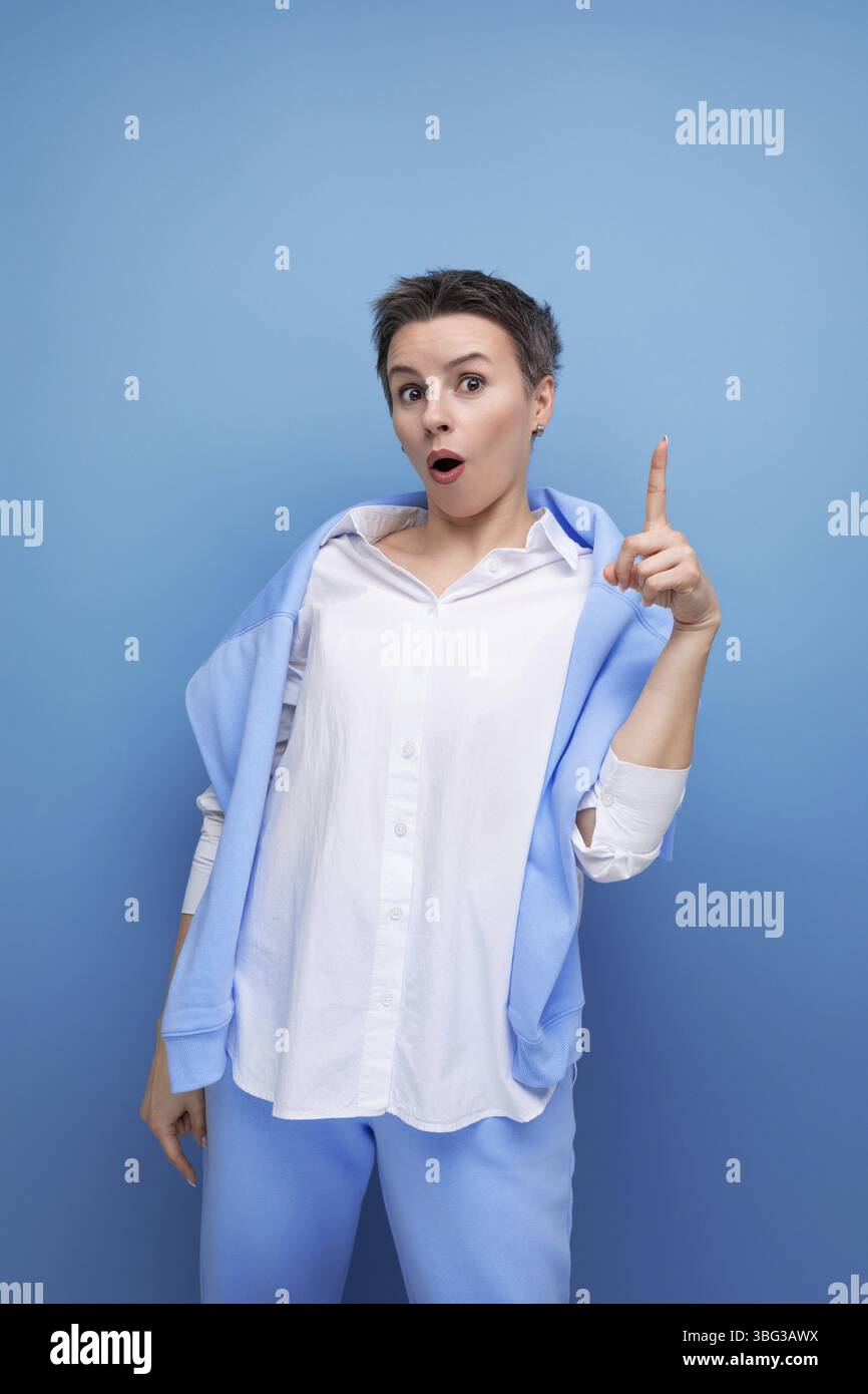 Ritratto ravvicinato di una carismatica signora dai capelli corti con una camicia casual Foto Stock