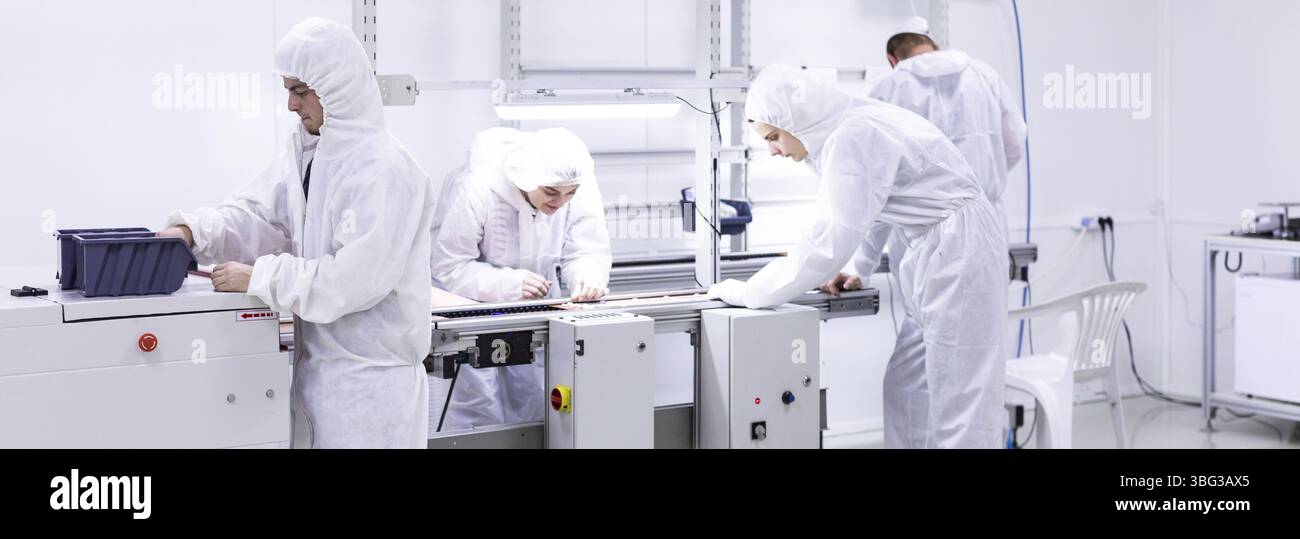 Convogliatore per la produzione di apparecchi televisivi. I televisori di test in officina. Elettronica linea di assemblaggio Foto Stock
