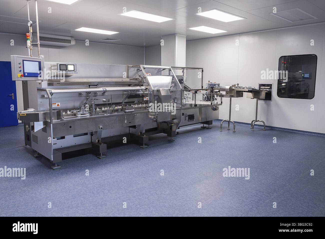 Foto area di produzione sterile con macchina in acciaio inox per la produzione e la cernita di pillole e farmaci Foto Stock