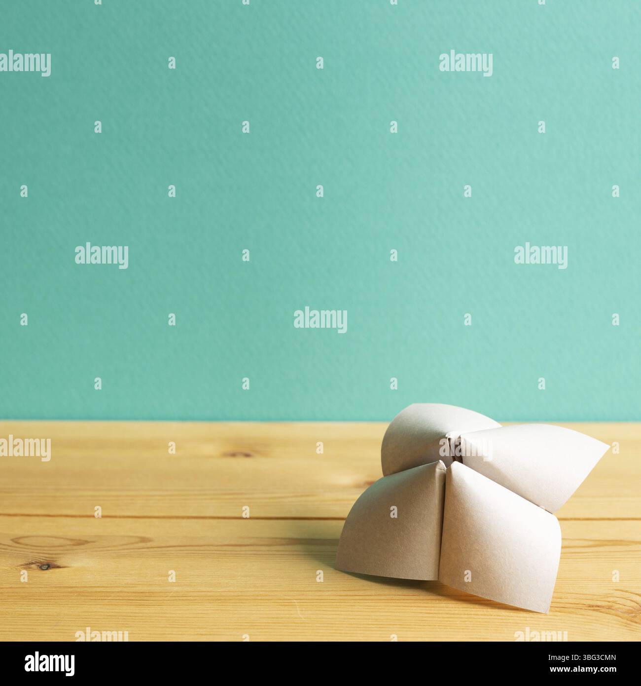 Orogami fortune teller su tavolo di legno con spazio copia verde. Concetto di equilibrio delle opportunità di scelta della vita Foto Stock