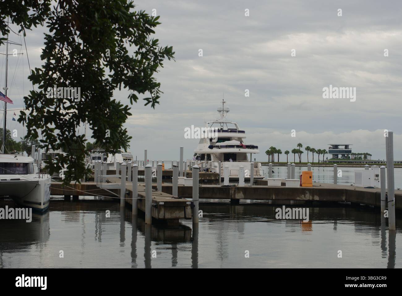 Porticciolo sul lungomare con barche e moderno grattacielo in un paesaggio urbano diurno St. Petersburg, FL Vinoy Basin vicino alla baia di Tampa. Attracco panoramico, circondato da t Foto Stock