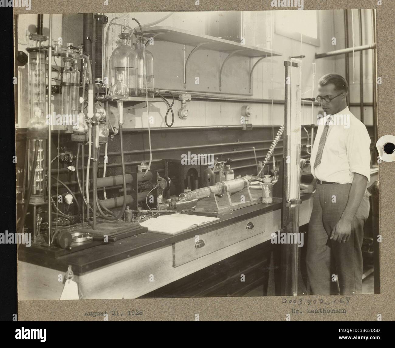Nel 1928, il Dr. Leatherman utilizzò un apparato presso il Fixed Nitrogen Research Laboratory per misurare il contenuto di gas inerte nell'azoto derivato dal frazionamento dell'aria liquida. Il laboratorio, fondato nel 1919 sotto la direzione di Arthur B. Lamb, si concentrò sulla produzione di prodotti a base di azoto, tra cui munizioni e fertilizzanti. L'F.N.R.L. ha svolto un ruolo fondamentale nello sviluppo di forniture di azoto sicure a livello nazionale durante l'era della prima guerra mondiale. Foto Stock