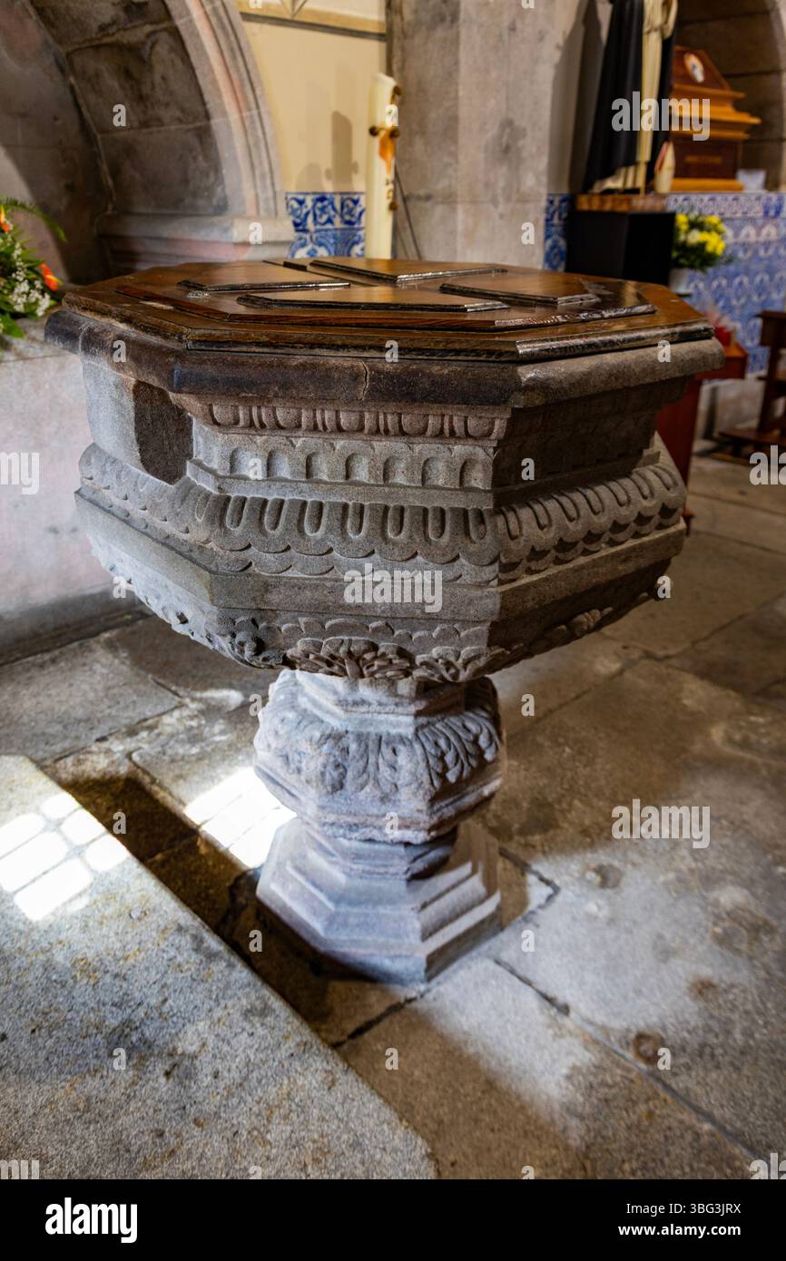 Particolare del carattere battesimale nella cappella battesimale della cattedrale cattolica di Santa Maria maggiore (Catedral de Santa Maria Maior), a Viana do Castelo, Foto Stock