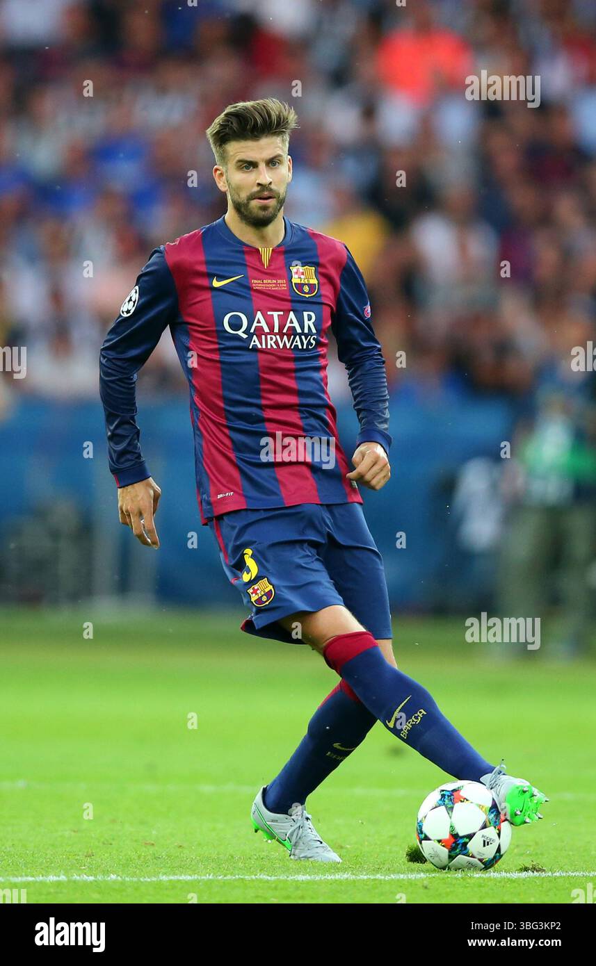 BERLINO, GERMANIA - 06 GIUGNO: Gerard Pique del Barcellona corre con un pallone durante la finale di UEFA Champions League tra Juventus e FC Barcelona all'Olympiastadion il 6 giugno 2015 a Berlino, Germania. © diebilderwelt / Alamy Stock Foto Stock