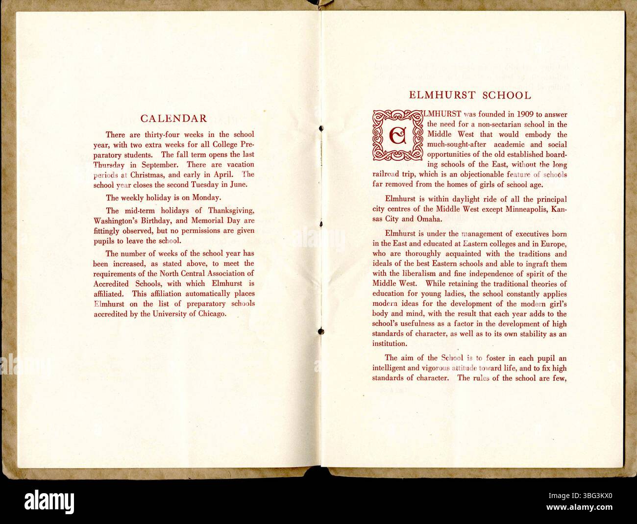 Questa pagina dell'opuscolo del 1923 Elmhurst School for Girls si concentra sulla facoltà della scuola, sui corsi offerti e sull'ambiente scolastico generale. Foto Stock