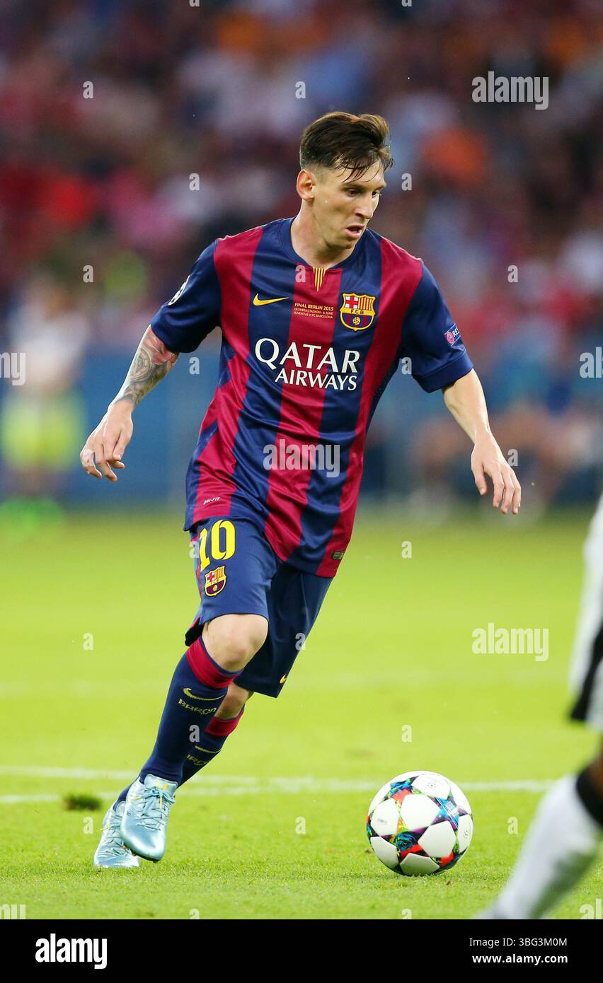 BERLINO, GERMANIA - 06 GIUGNO: Il Lionel messi FC Barcelona corre con un pallone durante la finale di UEFA Champions League tra Juventus e FC Barcelona all'Olympiastadion il 6 giugno 2015 a Berlino, Germania. © diebilderwelt / Alamy Stock Foto Stock