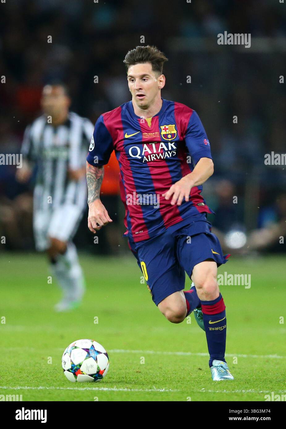 BERLINO, GERMANIA - 06 GIUGNO: Il Lionel messi FC Barcelona corre con un pallone durante la finale di UEFA Champions League tra Juventus e FC Barcelona all'Olympiastadion il 6 giugno 2015 a Berlino, Germania. © diebilderwelt / Alamy Stock Foto Stock