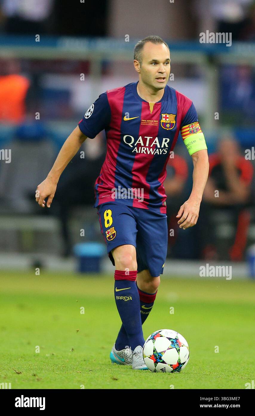 BERLINO, GERMANIA - 06 GIUGNO: Andres Iniesta del Barcellona corre con un pallone durante la finale di UEFA Champions League tra Juventus e FC Barcelona all'Olympiastadion il 6 giugno 2015 a Berlino, Germania. © diebilderwelt / Alamy Stock Foto Stock