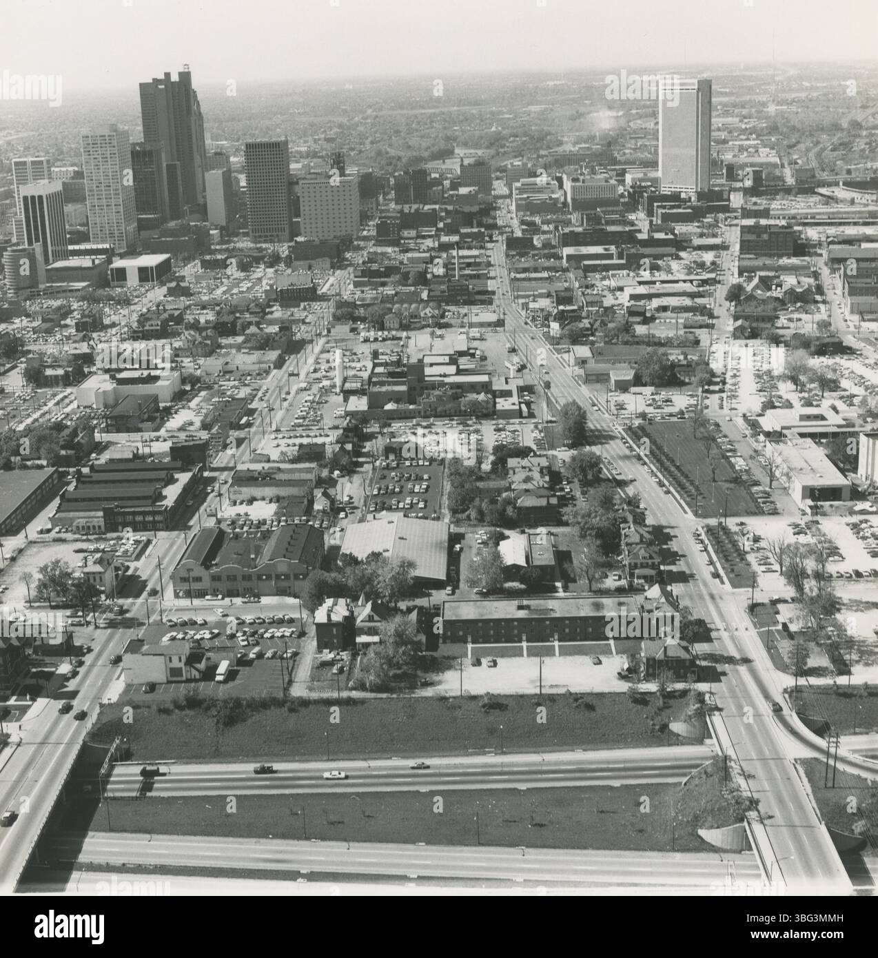 Questa vista aerea del centro di Columbus cattura una prospettiva verso ovest dalla Route 71. East Spring Street è visibile sulla destra, con East Long Street sulla sinistra. L'immagine evidenzia il paesaggio urbano della città da un punto panoramico elevato. Foto Stock