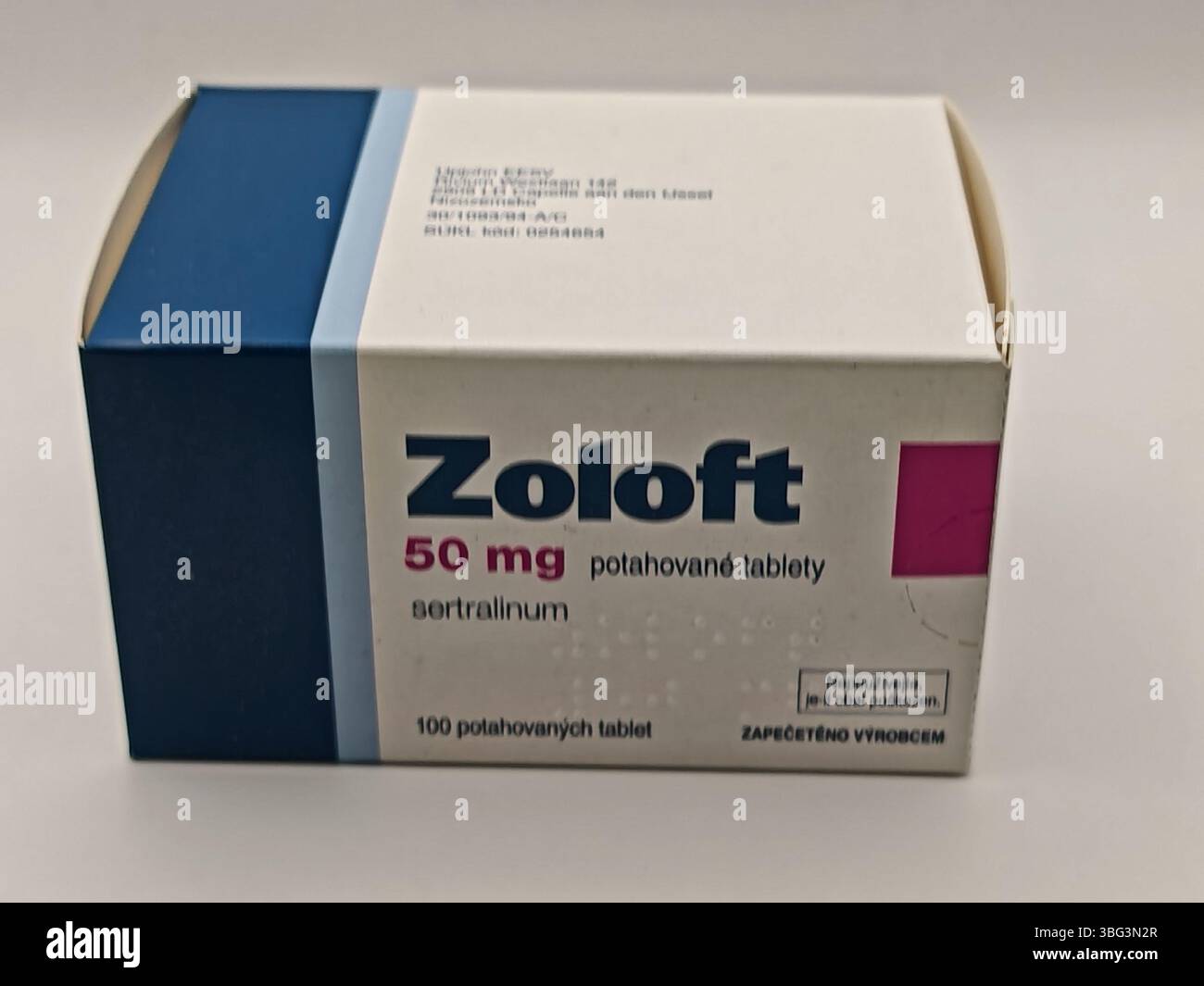 Praga, Repubblica Ceca - 8 aprile 2025: Compresse di Pfizer Zoloft con antidepressivo SSRI sertralino per la depressione, il disturbo d'ansia e la stabilizzazione dell'umore Foto Stock