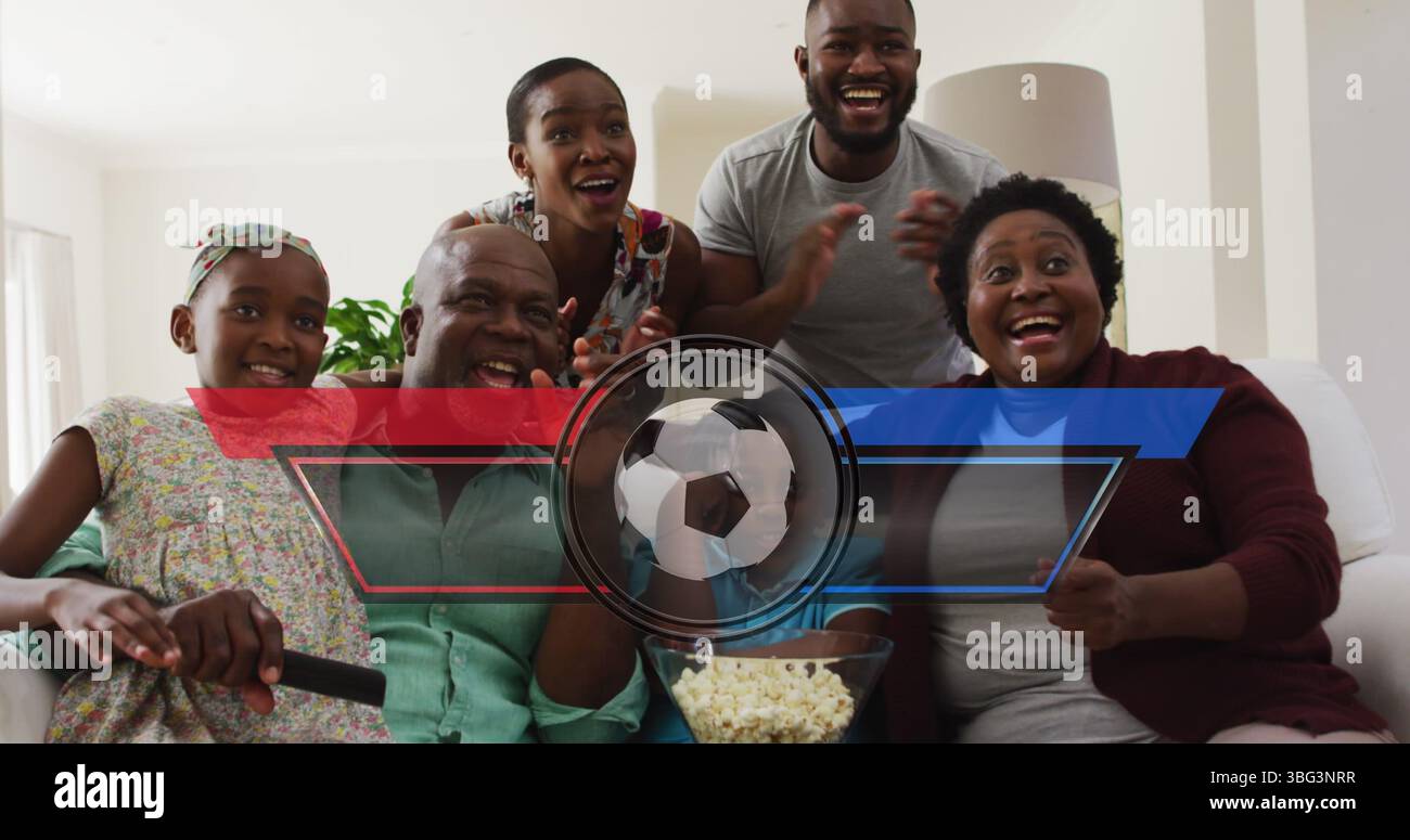 Immagine della palla e dei colori della squadra sulla felice famiglia afroamericana che guarda la partita Foto Stock