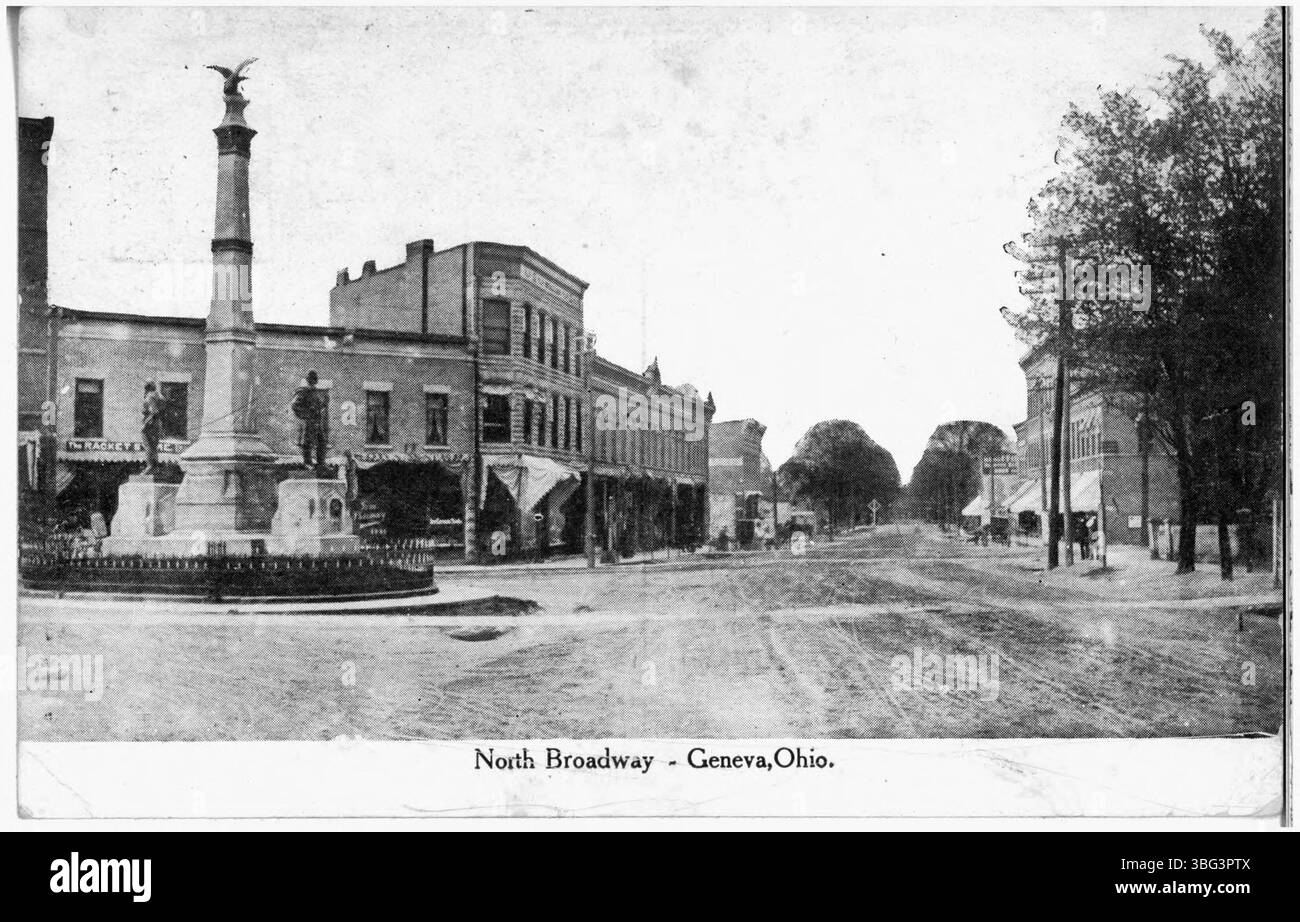 Un'immagine del 1909 che mostra il Monumento dei soldati situato nel quartiere degli affari di North Broadway, Geneva, Ohio. Foto Stock