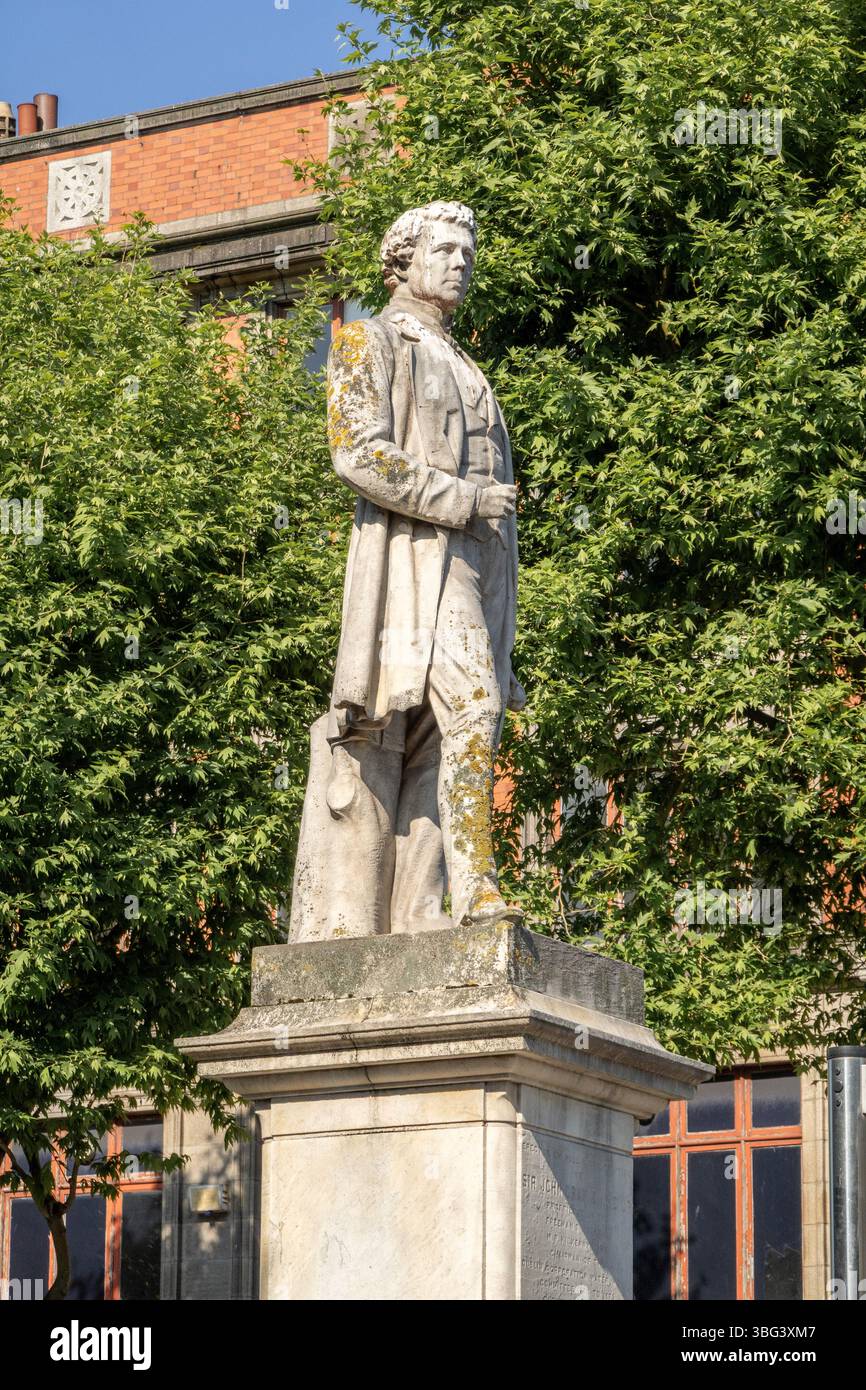 Statua di Sir John Gray nel centro di Dublino, Irlanda, edifici storici e o'Connell Street sulle rive del fiume Liffey, foto di scorta Foto Stock