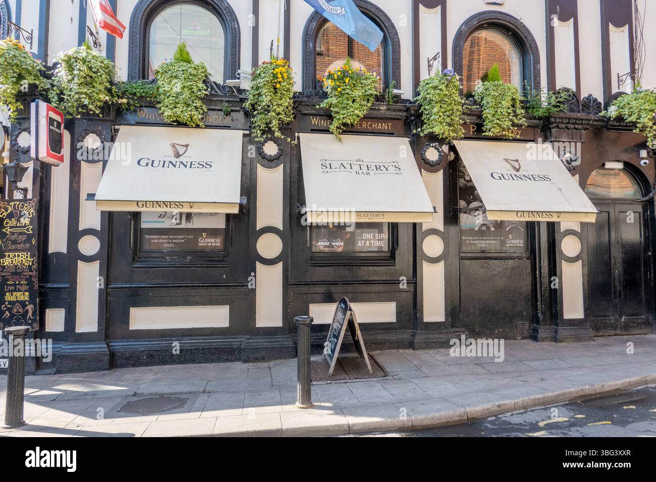 Centro di Dublino, Irlanda, edifici storici e vie dello shopping sulle rive del fiume Liffey, Slatterys Bar, Stock Photo, Capel Street Dubl Foto Stock