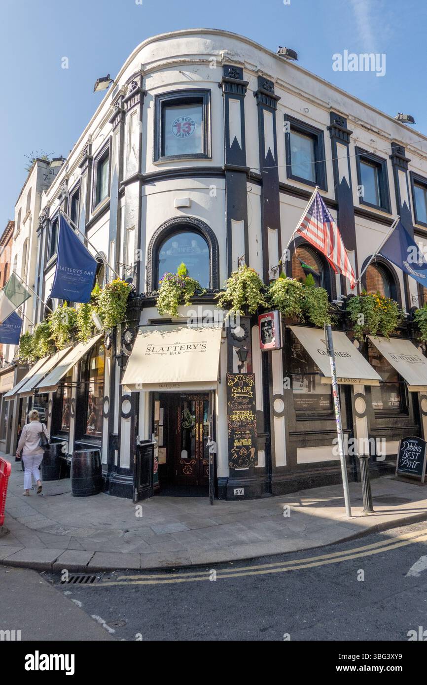 Centro di Dublino, Irlanda, edifici storici e vie dello shopping sulle rive del fiume Liffey, Slatterys Bar, Stock Photo, Capel Street Dubl Foto Stock