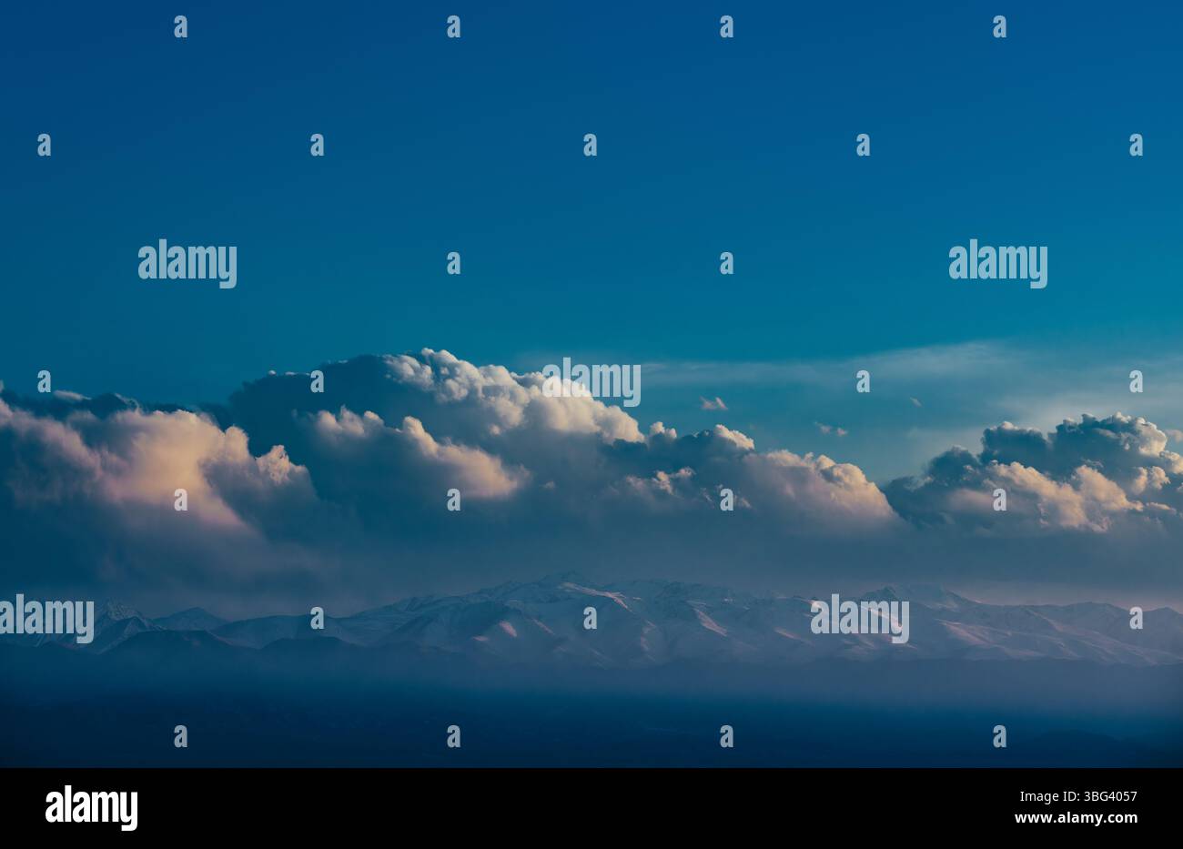 Cima delle montagne, nuvole e cielo paesaggio serale Foto Stock