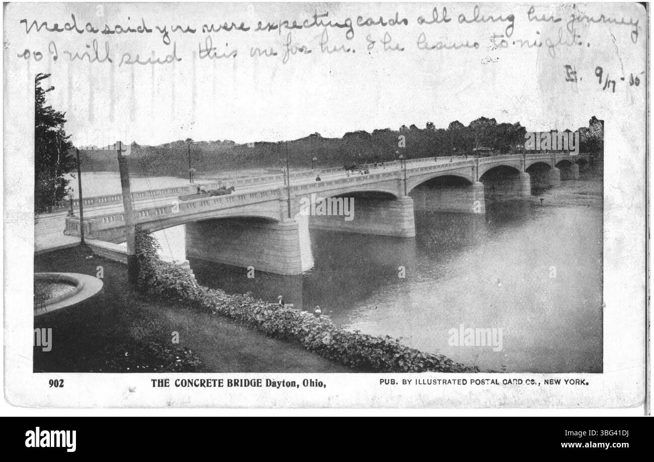 Questa fotografia del 1905 mostra un ponte di cemento a Dayton, Ohio, che illustra il design del ponte e l'area circostante. Foto Stock