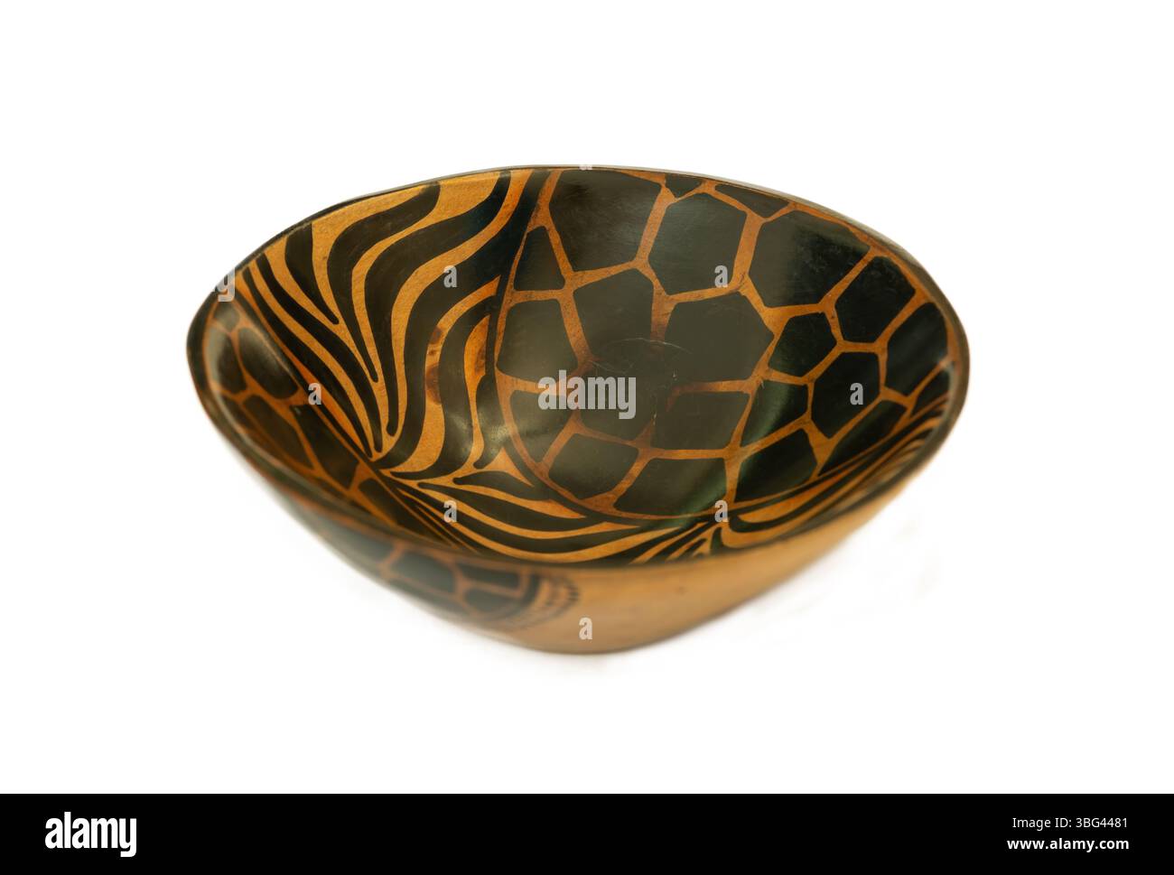 Una tradizionale ciotola africana in legno intagliata a mano isolata su uno sfondo bianco Foto Stock