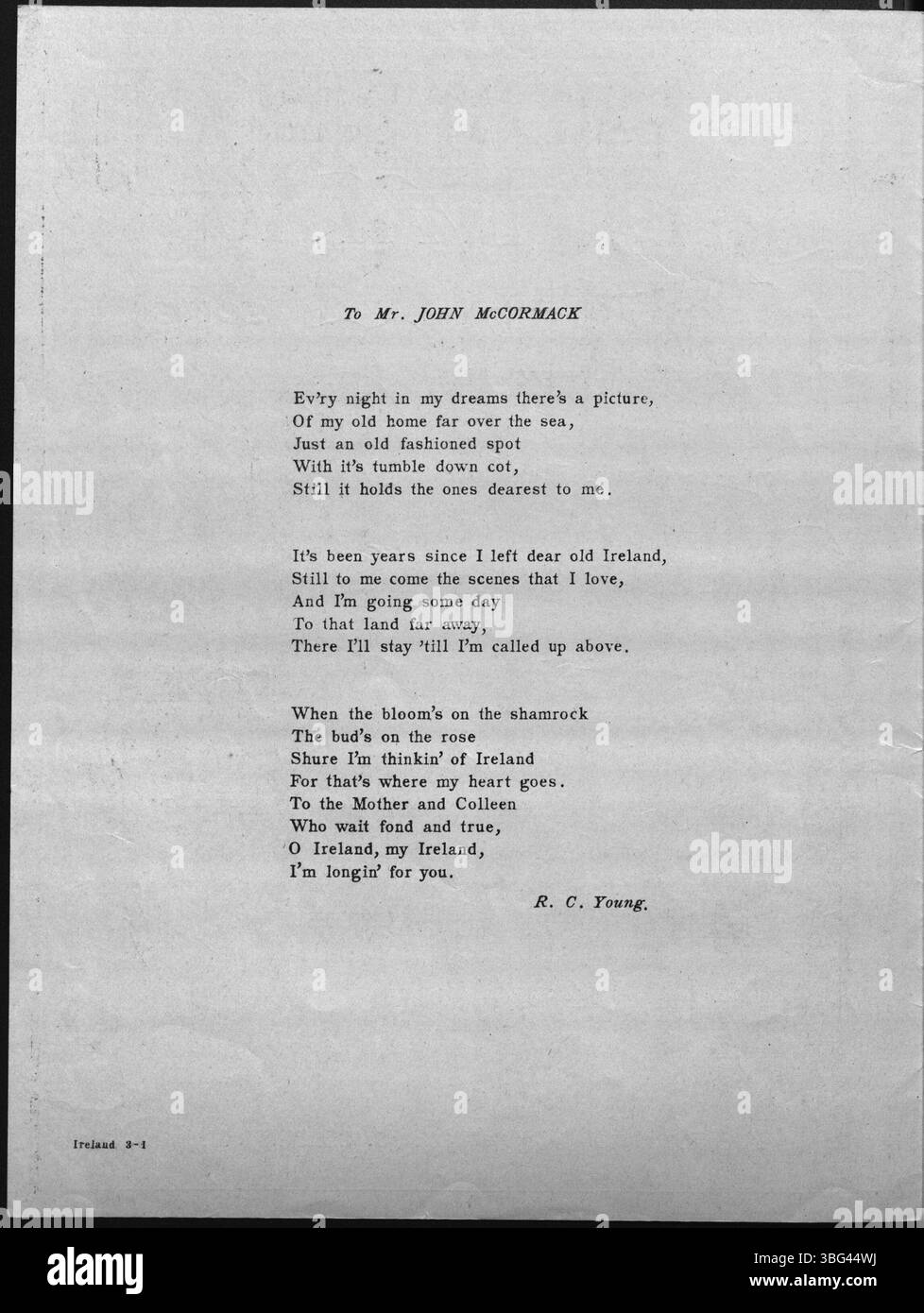 Questo spartito del 1919 per "Ireland My Ireland" presenta una copertina con una piccola casa all'interno del profilo di un trifoglio, circondato da rose, che rappresenta i simboli irlandesi e l'orgoglio nazionale. Foto Stock
