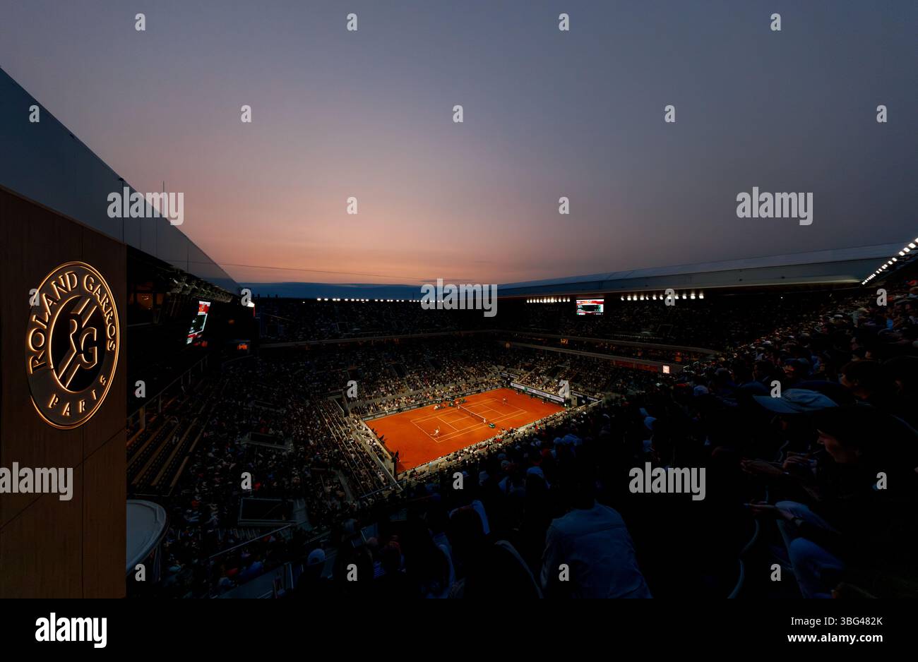 Parigi, Francia. 3 giugno 2025. Carlos Alcaraz (ESP) e Tommy Paul (USA) suonano durante un tramonto sul campo Philippe Chatrier durante il Roland Garros 2025. Crediti: Corleve/Alamy Live News Foto Stock