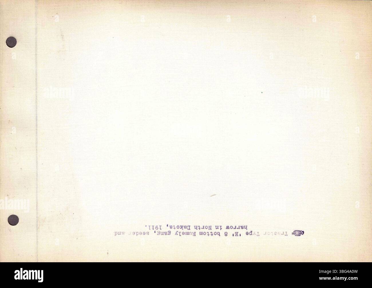 Questa pagina include ulteriori fotografie in bianco e nero di Rumely Manufacturing Co., che mostrano vari modelli dei loro trattori a olio e scene di fabbrica di la porte, Indiana, con descrizioni sul retro di ogni foto. Foto Stock