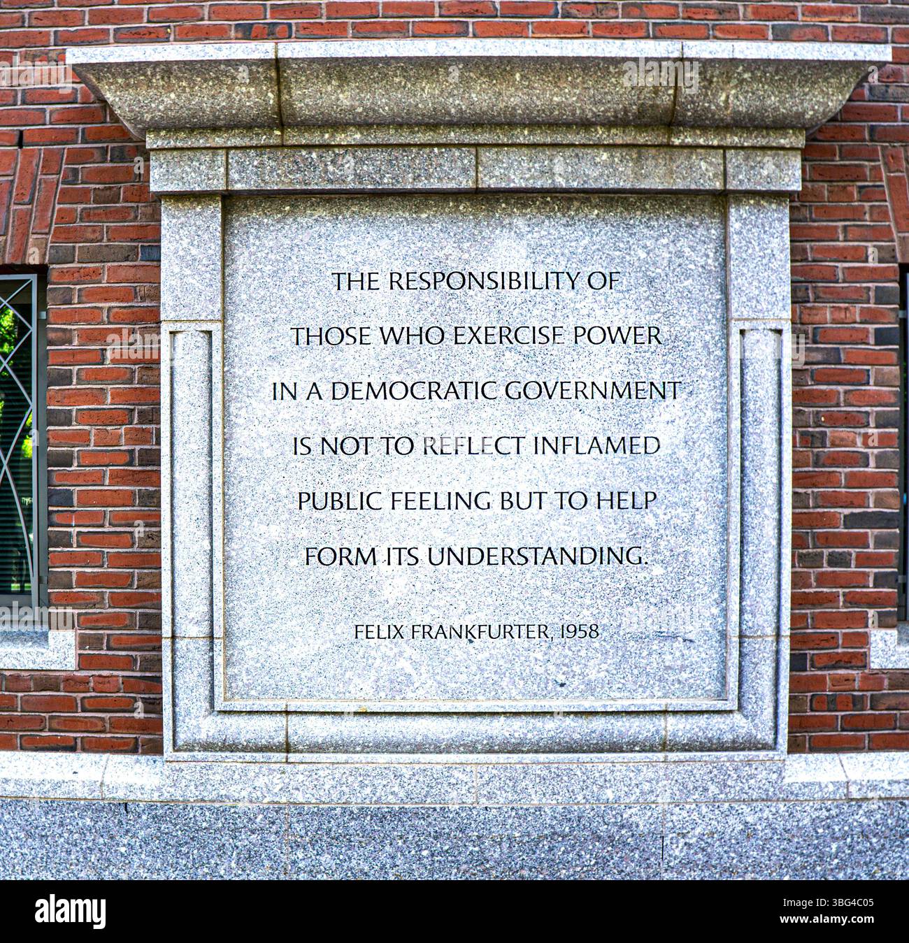 Il giudice associato della Corte Suprema degli Stati Uniti Felix Frankfurter citazione incisa sull'esterno del tribunale John Joseph Moakley, Boston, Massachusetts Foto Stock