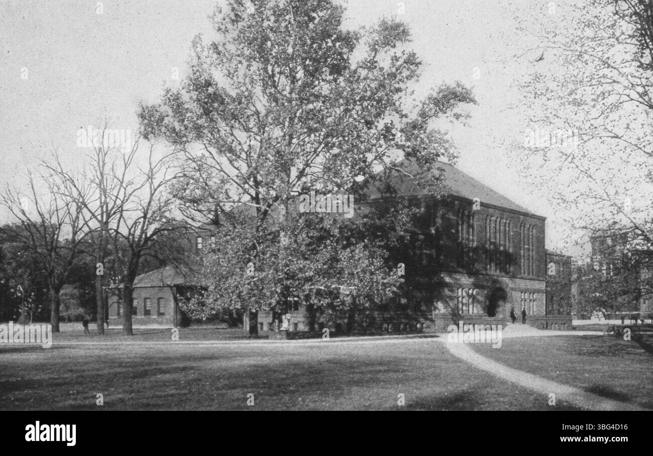 Hayes Hall, l'edificio più antico del campus dell'Ohio State University, fu costruito nel 1893. Originariamente utilizzato per il programma Industrial Arts, Art Program e Military Department, in seguito prese il nome dal presidente Rutherford B. Hayes. L'edificio è ora sede del dipartimento di design, studi di disegno artistico e aule, ed è elencato nel Registro nazionale dei luoghi storici. Foto Stock