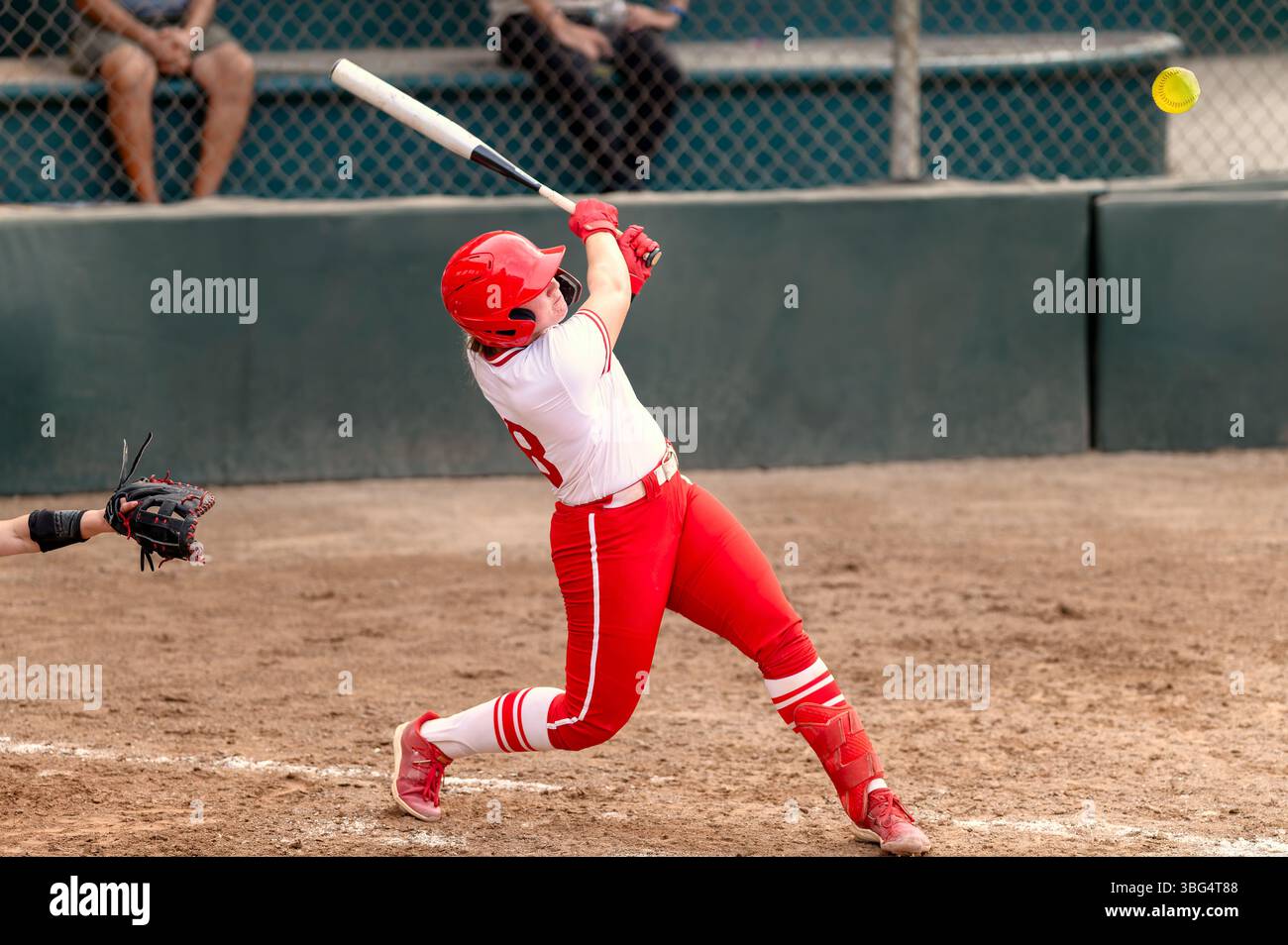 Un giocatore di softball sta prendendo Un Big Swing alla palla Foto Stock