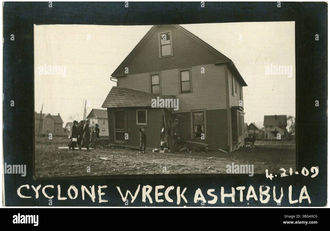 Questa fotografia mostra i danni a una casa causati dai forti venti durante una tempesta il 21 aprile 1909. La tempesta ha colpito la costa del lago Erie da Elyria ad Ashtabula e si è estesa a sud fino ad Akron e Medina, causando una distruzione diffusa. Foto Stock
