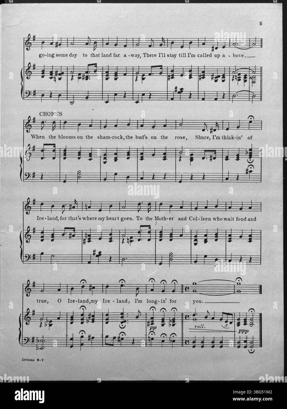 La canzone del 1919 "Ireland My Ireland" presenta una copertina con una piccola casa all'interno di uno shamrock, circondata da rose, che rappresenta i simboli nazionali irlandesi e l'orgoglio. Foto Stock