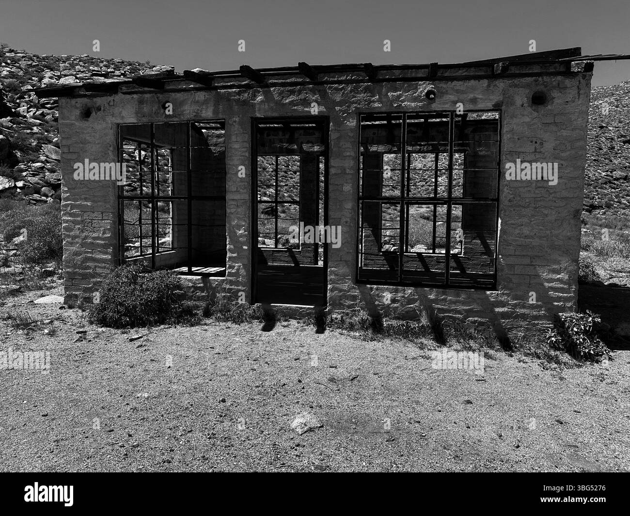 edificio storico abbandonato nel deserto - Immagine stock catturata con smartphone