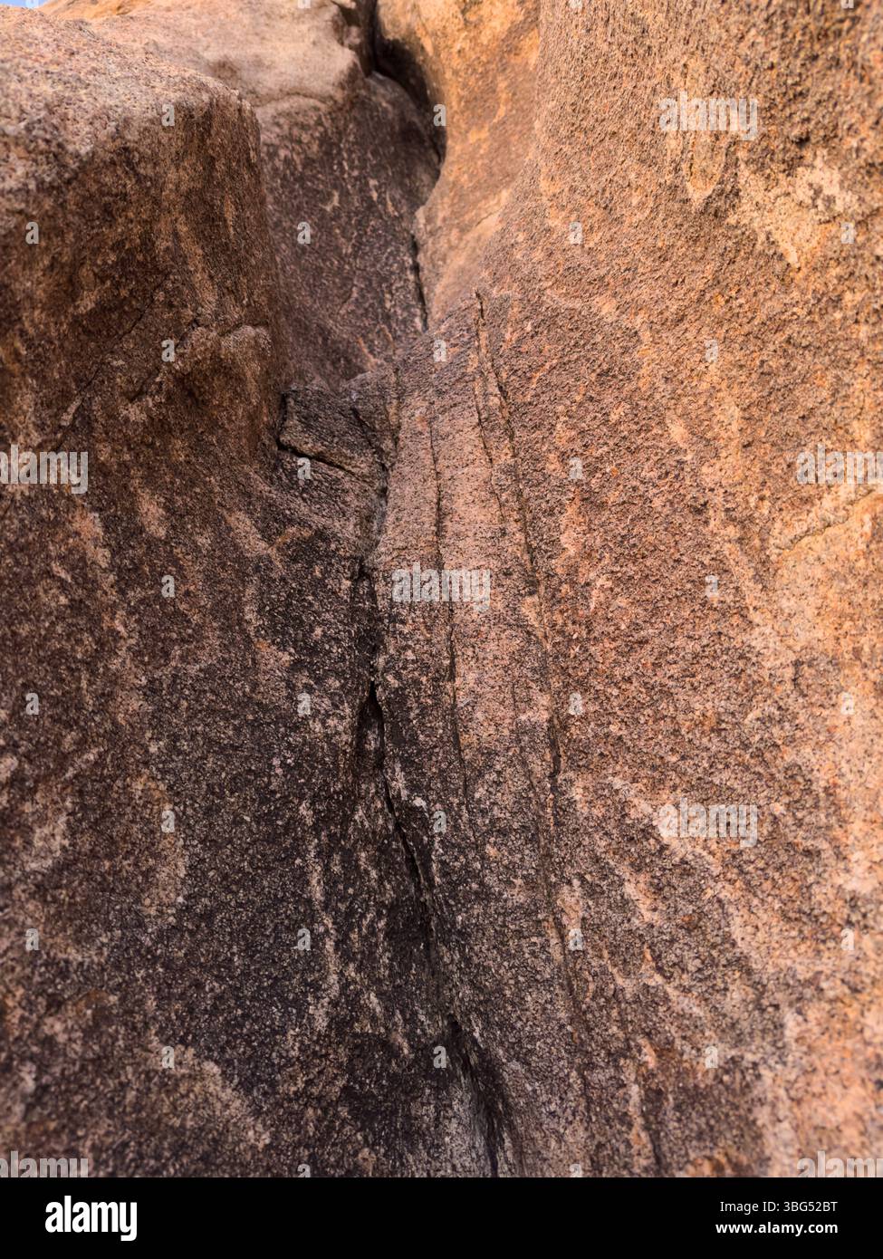 Vivi il primo piano geologico di un'antica formazione rocciosa, dove i notevoli colori dimensionali, modellati dalle forze della natura, prendono vita Foto Stock