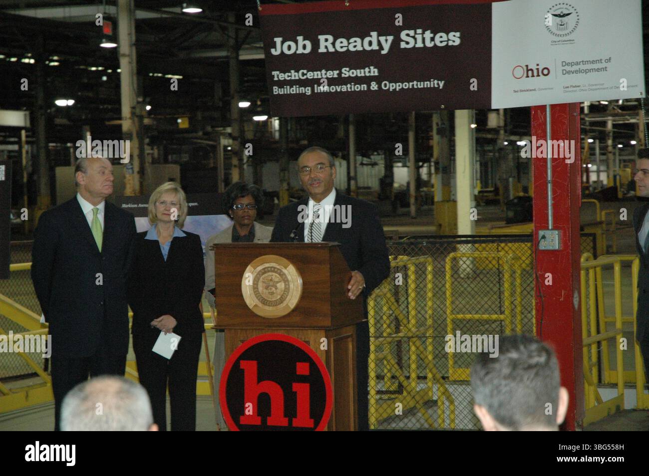 Il sindaco Michael Coleman ha annunciato i finanziamenti per TechCenter South, che mirava a riutilizzare 1,1 milioni di piedi quadrati di spazio dagli stabilimenti Techneglas e Owens Illinois. La riqualificazione avrebbe creato uffici e spazi industriali sul lato sud di Columbus. Il tenente governatore Lee Fisher, il Commissario Paula Brooks e il leader delle minoranze della Ohio House Tracy Maxwell hanno partecipato all'annuncio. Foto Stock