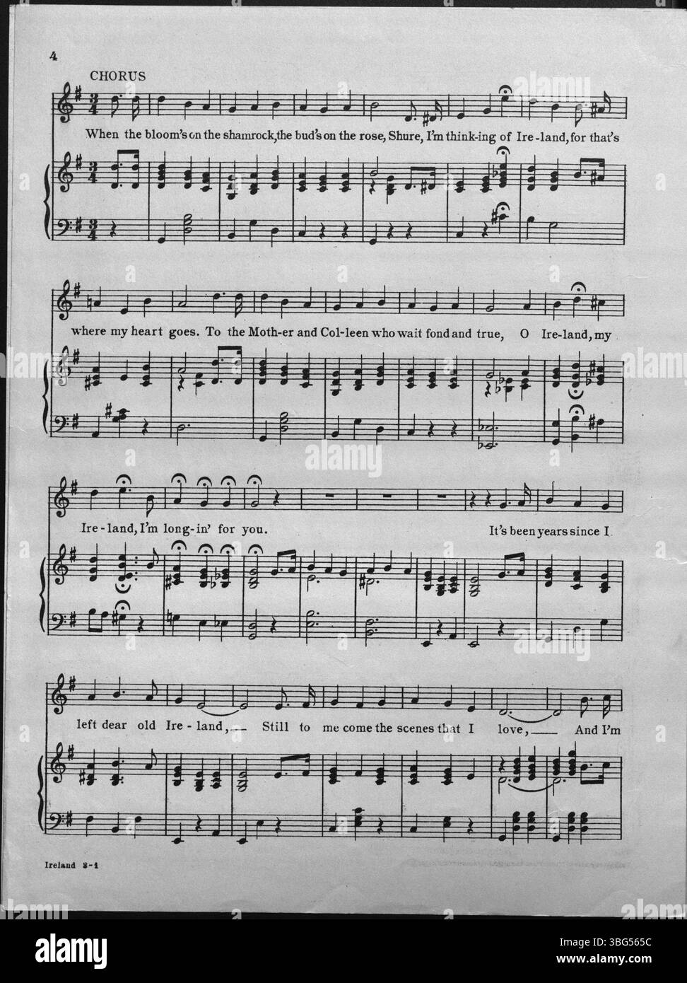 La canzone del 1919 "Ireland My Ireland" mostra una cover con una piccola casa all'interno di un trifoglio a tre foglie, circondato da rose. Simboleggia l'orgoglio culturale irlandese e il patrimonio nazionale. Foto Stock