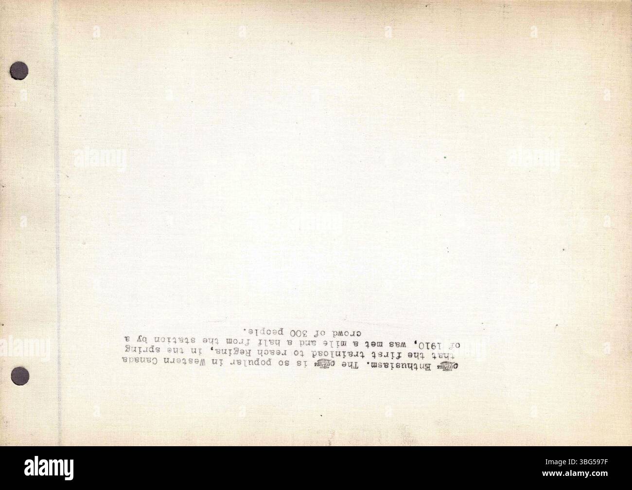 Questa pagina di fotografie di Rumely Manufacturing Co. Include immagini in bianco e nero che mostrano i trattori a trazione di olio dell'azienda in azione, insieme a viste dello stabilimento e delle sue operazioni a la porte, Indiana. Foto Stock