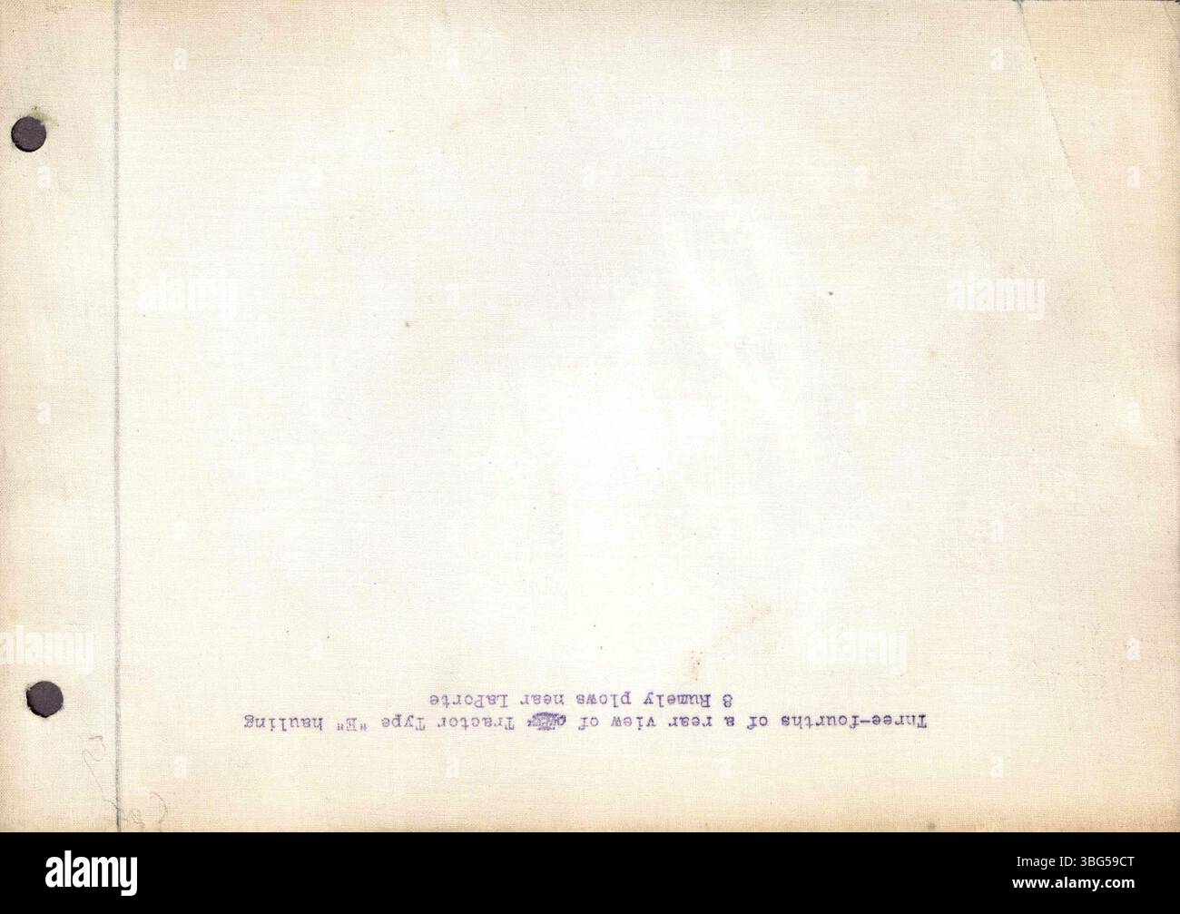 A pagina 56 della collezione fotografica Rumely Manufacturing Co. Vengono mostrate le viste della loro fabbrica a la porte, Indiana, e vari modelli di trattori a trazione d'olio, con descrizioni digitate incluse. Foto Stock