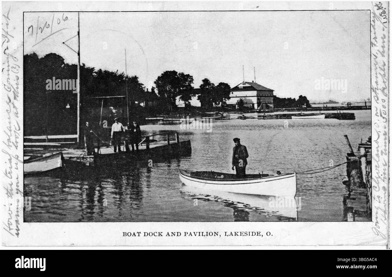 Questa fotografia in bianco e nero del 1906 mostra un molo per barche e un padiglione a Lakeside, Ohio. L'immagine raffigura uomini sul molo, con un uomo su una barca a remi, che cattura una scena di svago e attività all'aperto all'inizio del XX secolo. Foto Stock