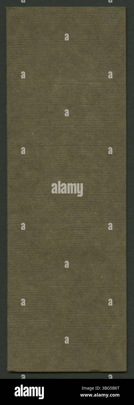 Questa fotografia ritratto in studio raffigura un uomo vestito da giacca scura su una camicia bianca con collo alto amido e cravatta scura. Lo sfondo è stato sbiadito a causa della manipolazione della camera oscura e la foto è montata su carta a trama con bordi affilati. Foto Stock